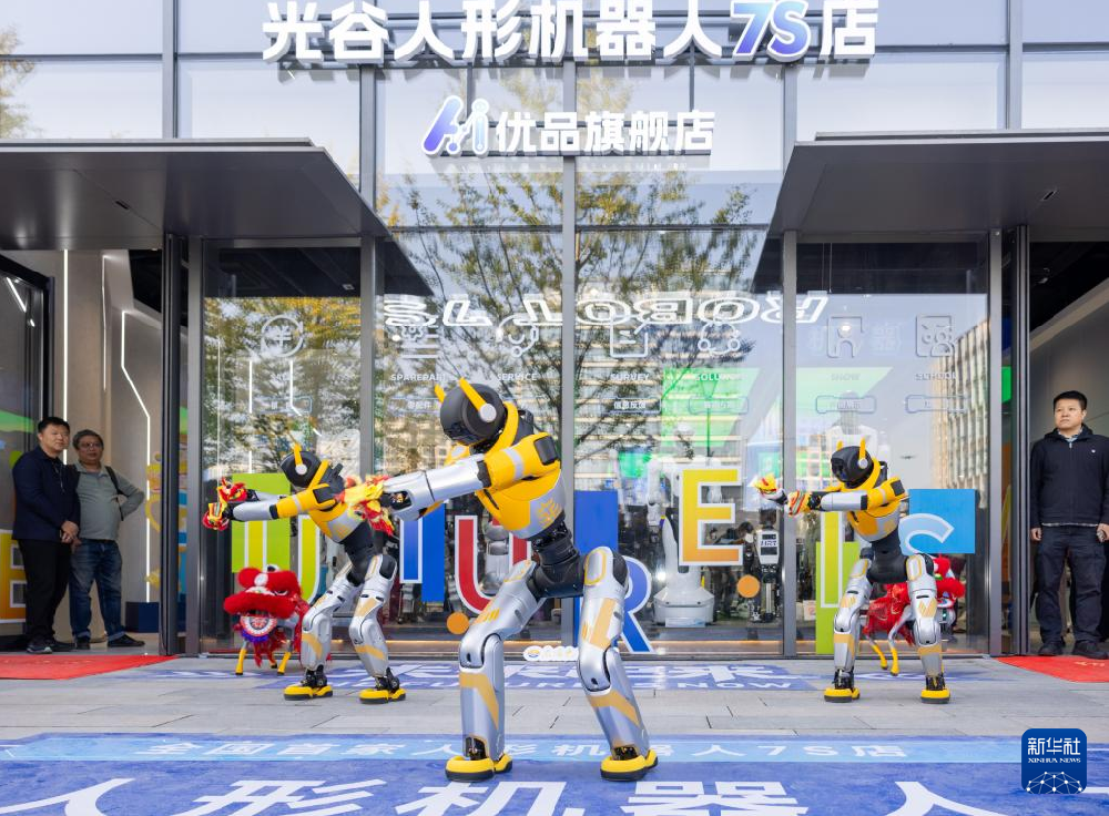 人形机器人7S店开进热闹商圈 “赛博”科技触手可及